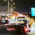 Gori automobil: Na auto-putu kod Dobanovačke petlje, stvorena velika gužva i zastoj (video)