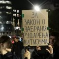 „Стојимо вам иза врата. До победе!“: Протест еколошких организација испред Скупштине Србије (ВИДЕО, ФОТО)